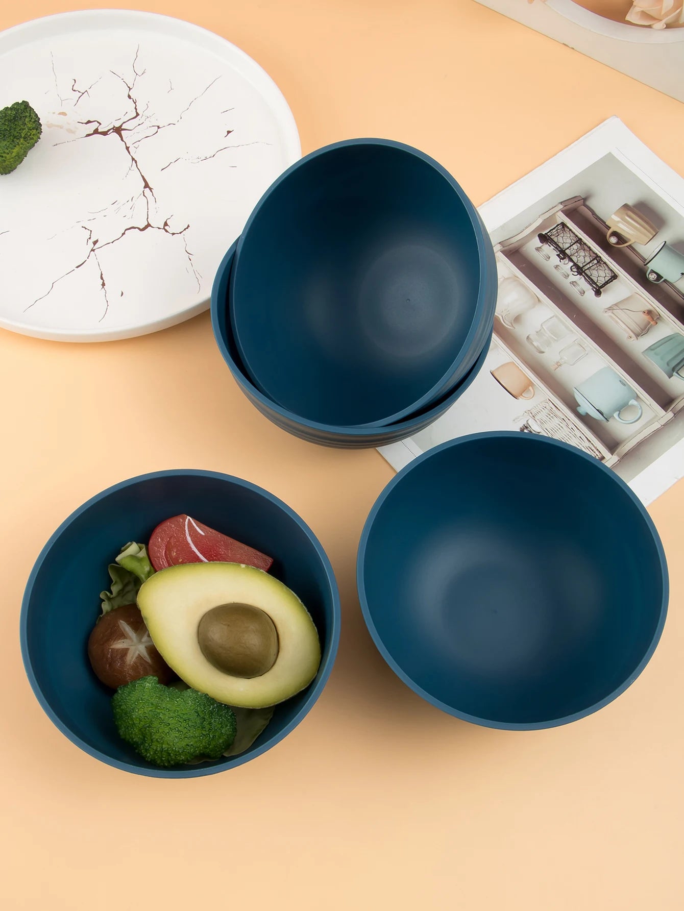 The 16-piece set /32-piece set includes cups, plates and bowls that can be washed in the dishwasher, as well as home sets.